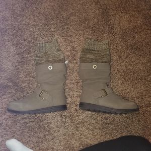Womens size 7 Mukluk Suede Boot